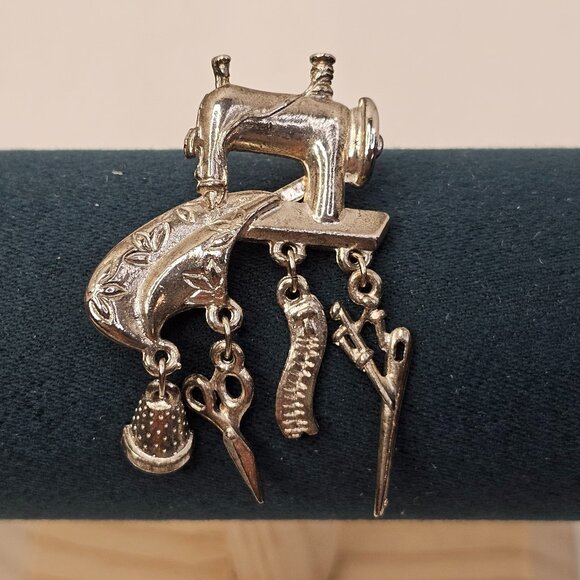 Silver Tone Sewing Machine Dangling Charms Brooch Unmarked Pin - Picture 1 of 8